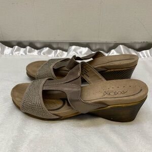 Axxiom Arika women's size 7 slip-on wedge sandals light brown color.